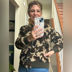 Lucky brand cameo print fleece jacket; size Small